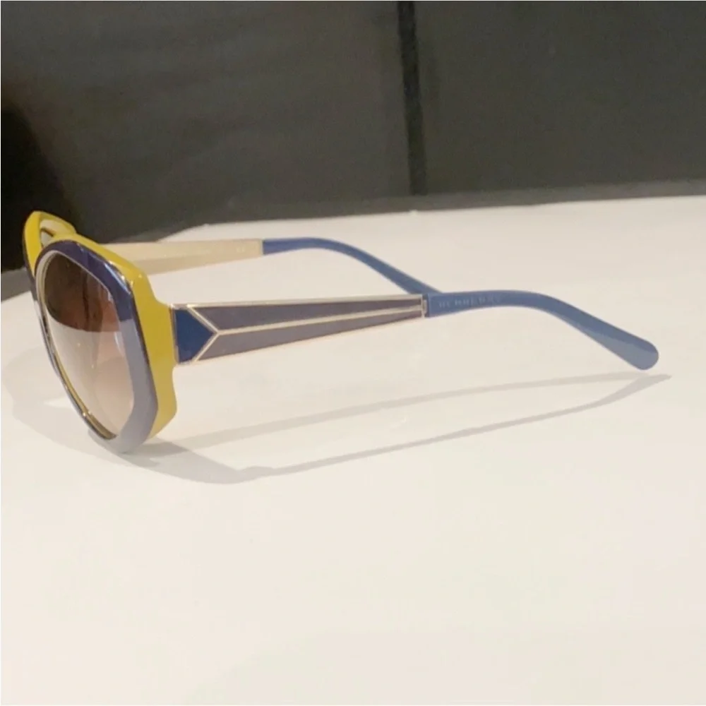 Authentic Burberry luxury designer signature large sunglasses